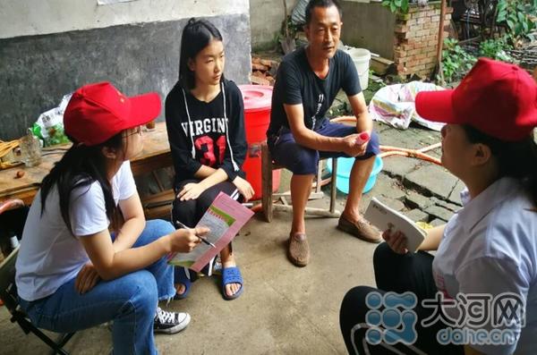志愿者给李近喜和女儿小美讲解资助政策 摄影 王胜楠